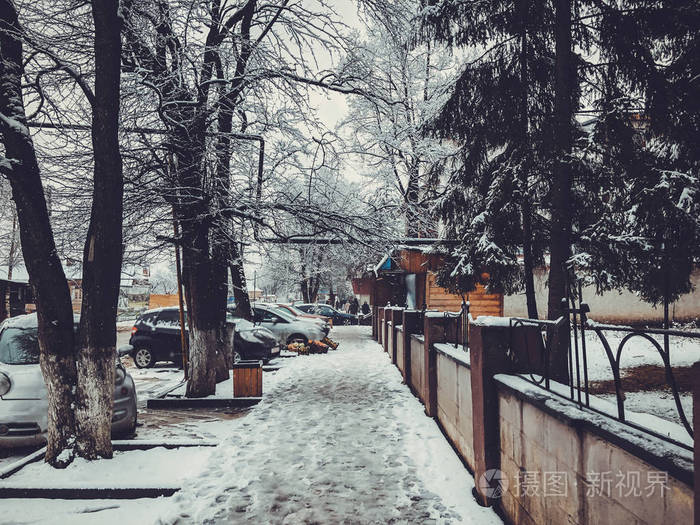 冬天的正午.人们在雪中行走.多雪的街道.巴库里亚尼滑雪场