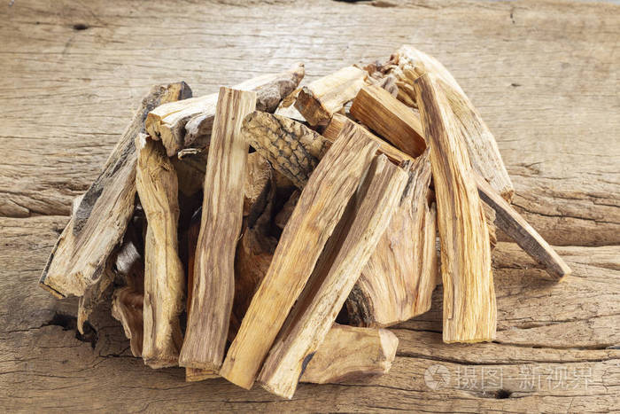 sacredwoodpalosantoburseragraveolensonrusticwoodbac