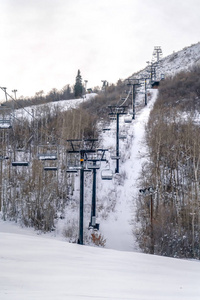 犹他州公园城雪山上的滑雪缆车图片