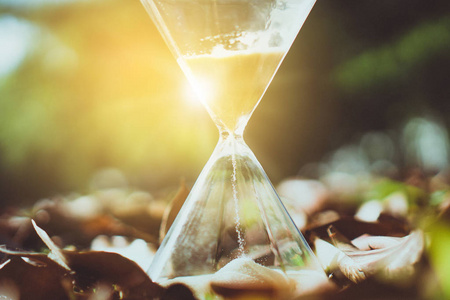 小邋遢小沙漏显示时间是流淌在老木上的邋遢质感.照片