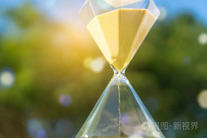 小沙漏显示时间是流淌在老木上的邋遢质感