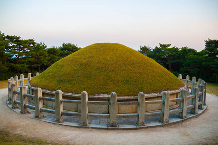 韩国庆州寺金玉善将军墓.照片