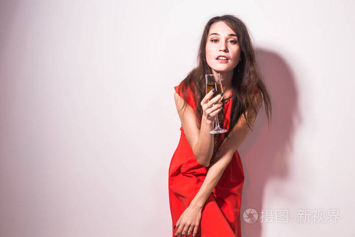 漂亮的模特在白色背景上举着酒杯,有复制空间