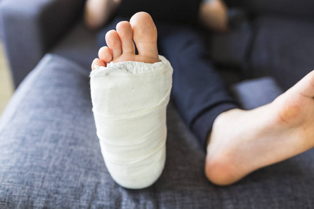 在治疗过程中摔断了腿照片