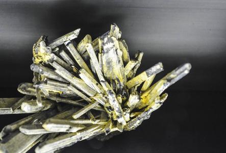 从一块有长晶体的石头上提取背景或纹理.天然固体材料.黄色矿物.照片