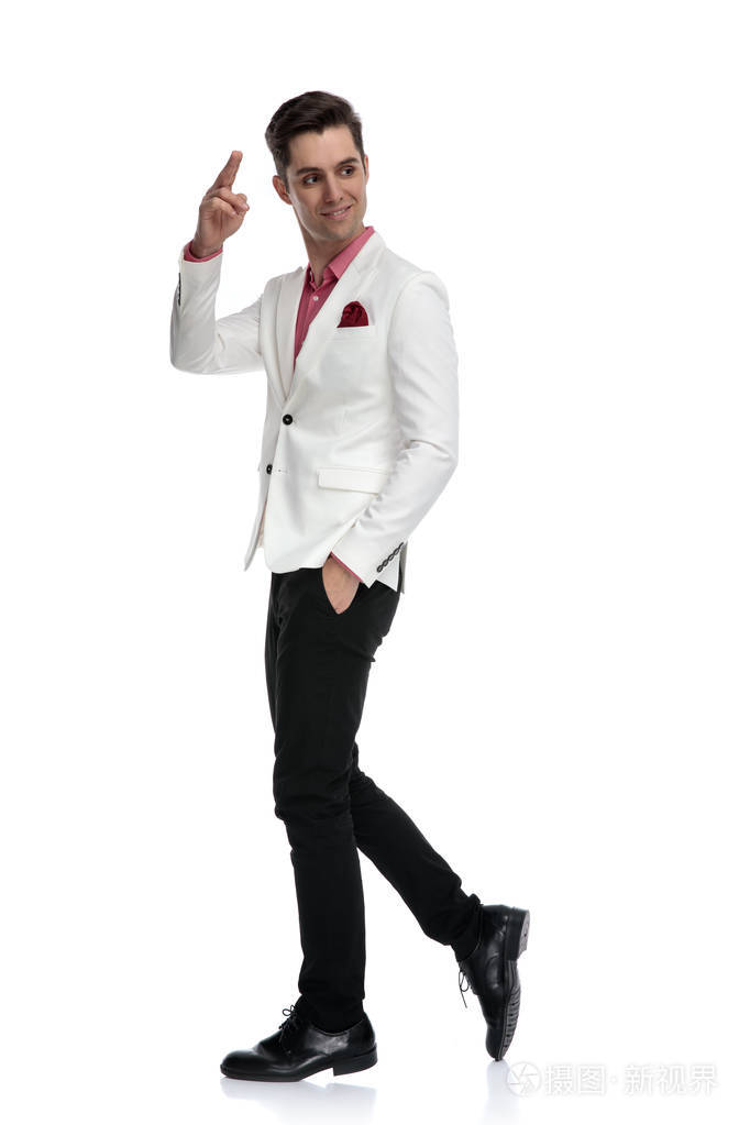 行走优雅的男子行礼致意