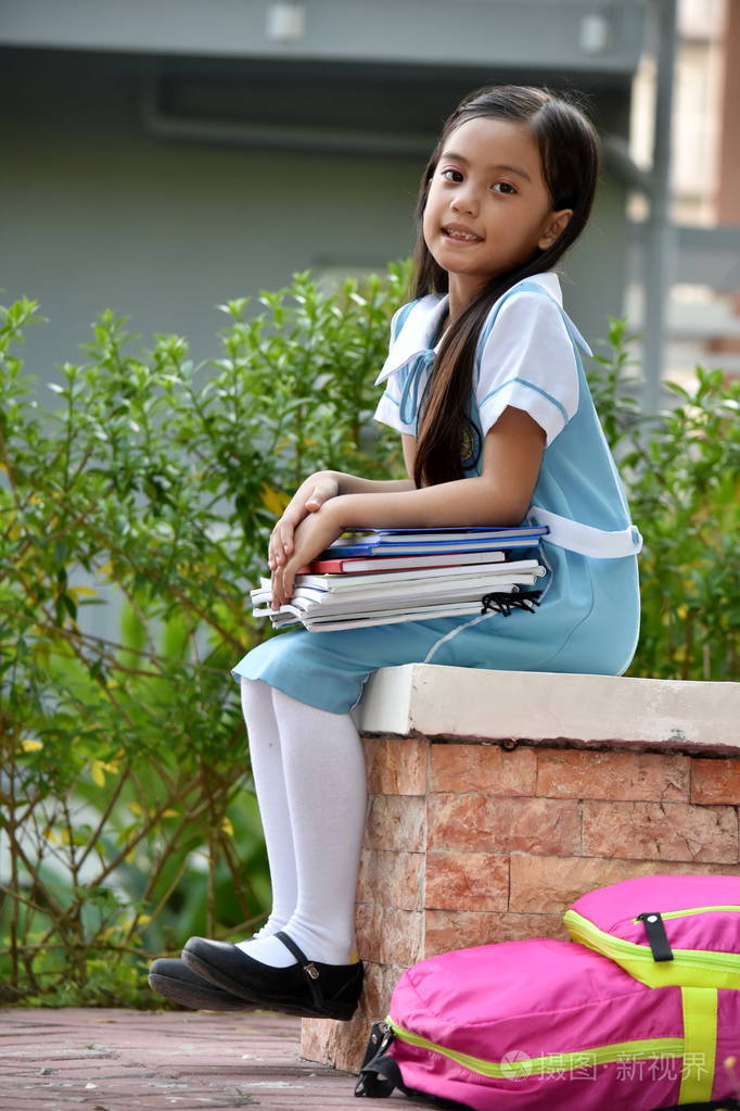 穿着校服微笑的菲律宾女学生