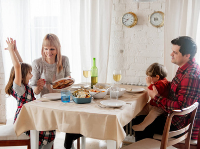 一家人在厨房餐桌上吃饭图片