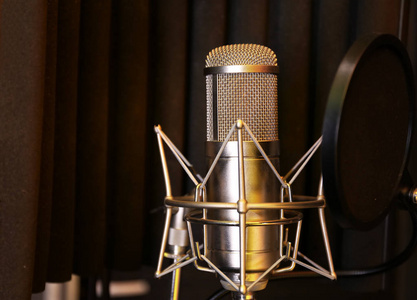 现代录音室的电容话筒.音乐设备照片