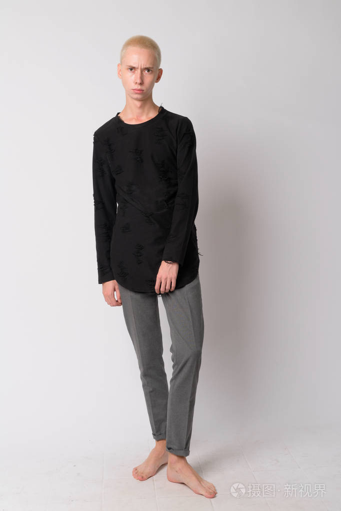 年轻帅气双性同体男的全身照