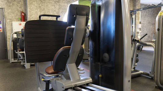 体育健身中的压腿坐式器械图片