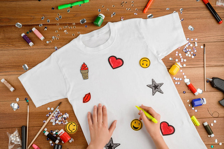 在画架上画画画画的小女孩服装设计师在桌上画画年轻漂