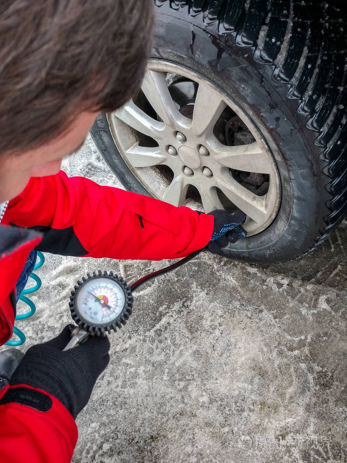 冬天用带压力表的气泵给汽车轮胎充气