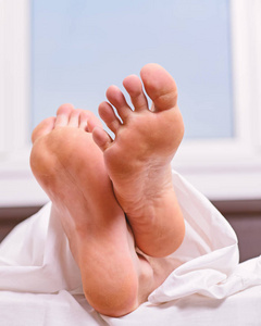 一个人睡.脚部皮肤健康.脚的大小.男性早上在床上的脚.清新放松.