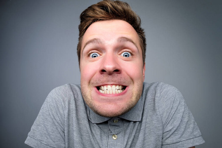 快乐的欧洲男人在镜头前咬紧牙关年轻压力大的年轻人