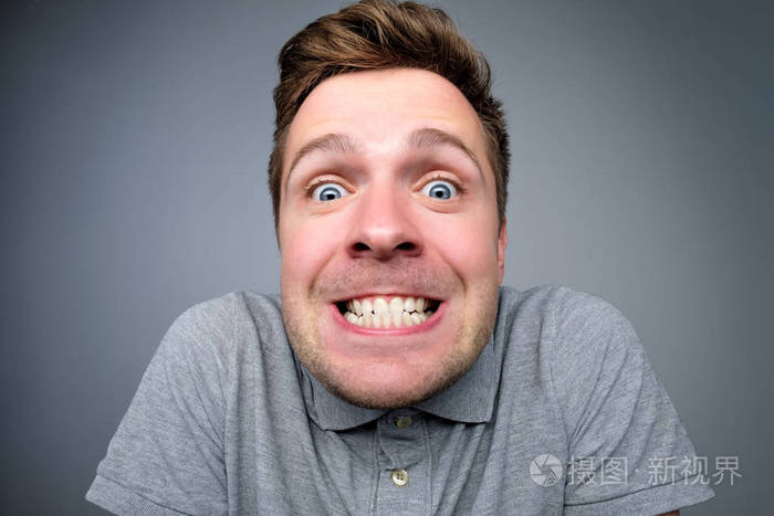 快乐的欧洲男人在镜头前咬紧牙关