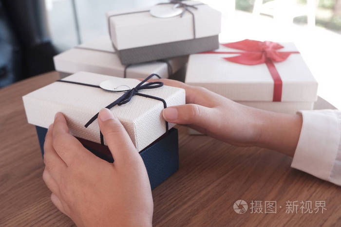 送礼物或接受礼物的手.