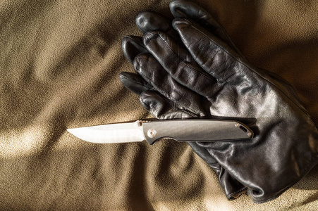 刀锋阳光照射在刀锋上.从窗户照到刀子上.照片