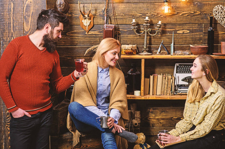 舒适概念.一家人在猎场看守者之家度假.