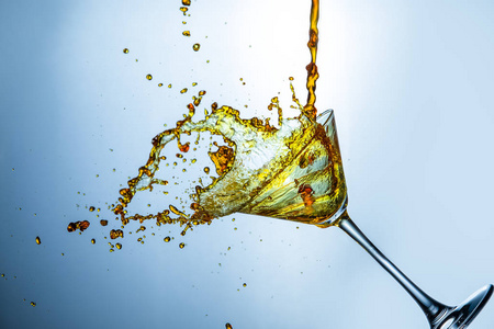 喷酒精液体摄影.大量的酒精饮料一滴一滴地喷照片