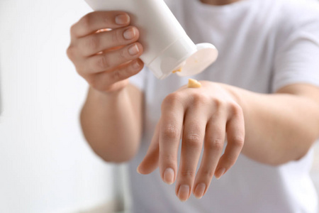 手涂护手霜图片-手涂护手霜素材-手涂护手霜插画-摄图新视界