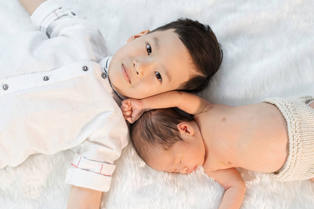 newborn baby boy and older brother 照片