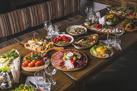 variety of food. family party table. 照片
