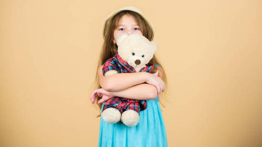 可爱的小女孩和可爱的玩具娃娃.玩具是用来玩的照片