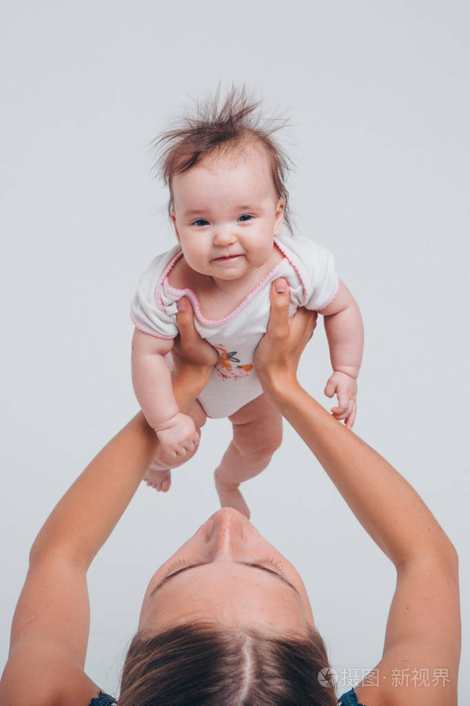 孩子在妈妈怀里。抱着孩子的女人