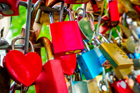 红色爱情锁特写图照片