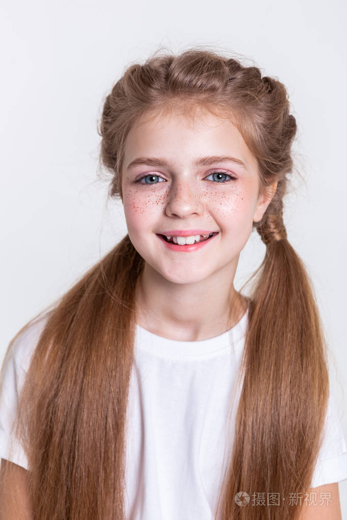 开朗积极的漂亮孩子心情愉快露出笑容