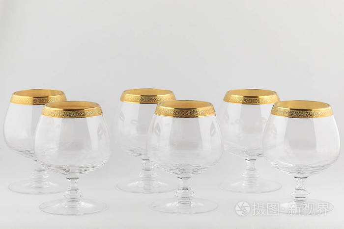 由捷克玻璃制成的镶嵌面玻璃，白色背景上有独立的金色装饰。