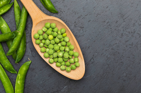 嫩蛋白质青豆,嫩豌豆,新鲜生豌豆.特写和俯视图.质朴的外表.