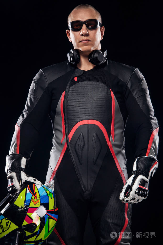 戴着耳机和太阳镜的时尚dj和摩托车手黑色皮夹克皮裤时尚帅哥的夜晚