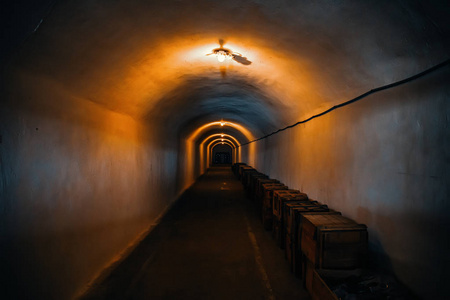 建设时期防空洞中的长廊或照明隧道,冷战时期的地下军事掩体,透视图