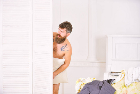 恋人发现男人,穿着白色内裤的情人裸体被抓.