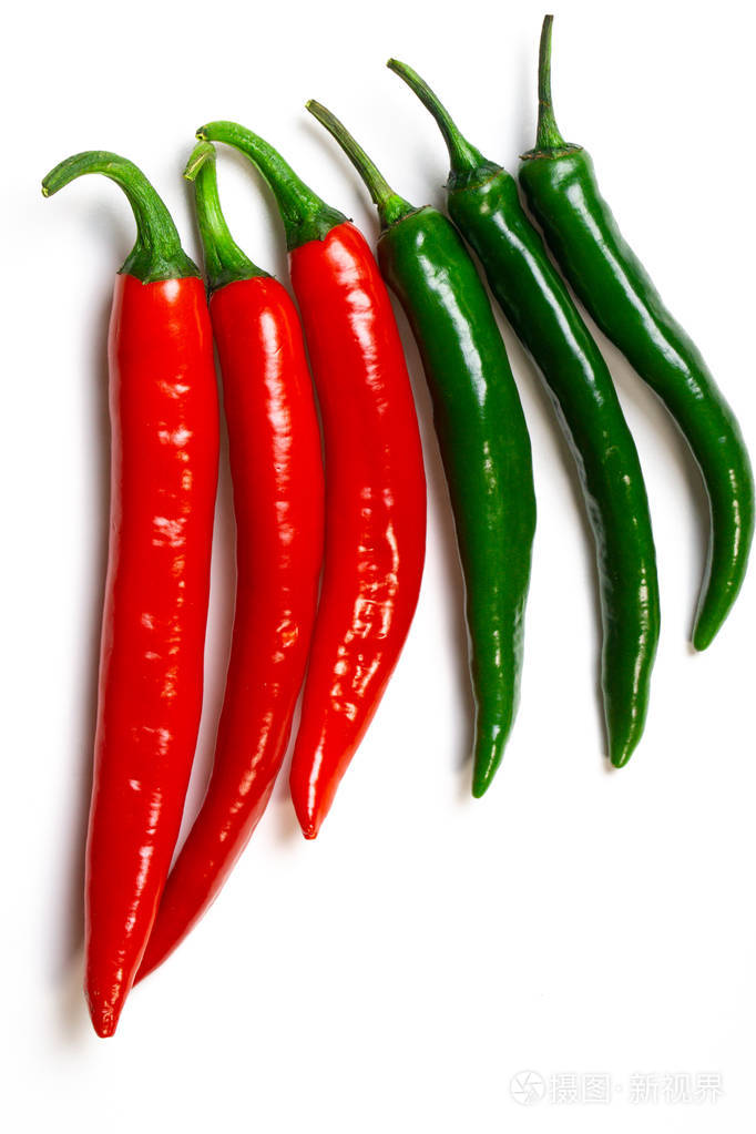 绿色和红色辣椒在白色背景俯视图辛辣食物