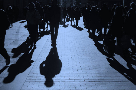 蓝色调都市人群照片