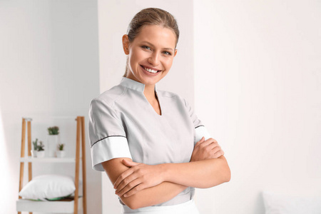 房间里漂亮的女管家肖像照片