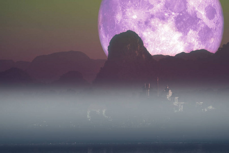 满月鱼月背云雾山夜空图片