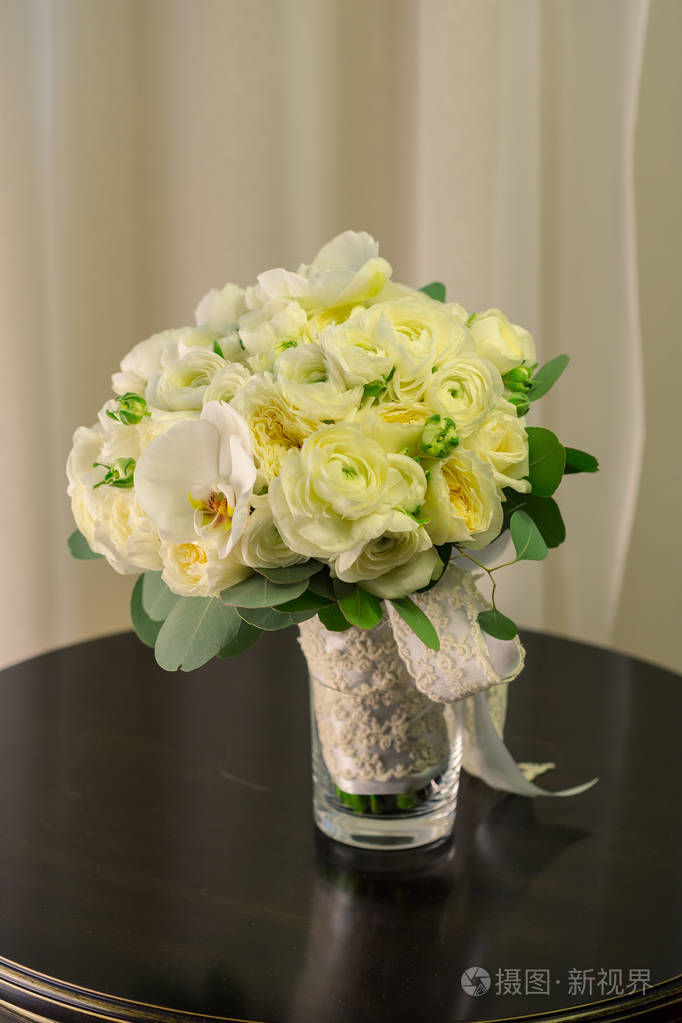 新娘温柔的白色花束