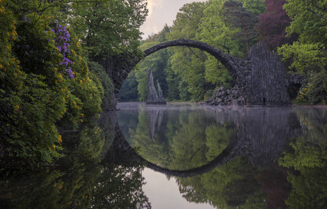 克罗姆劳公园里的魔鬼桥杜鹃花图片