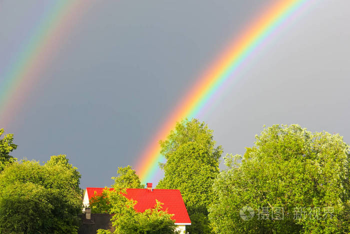一道五彩缤纷的彩虹映衬着天空双彩虹上帝的斯