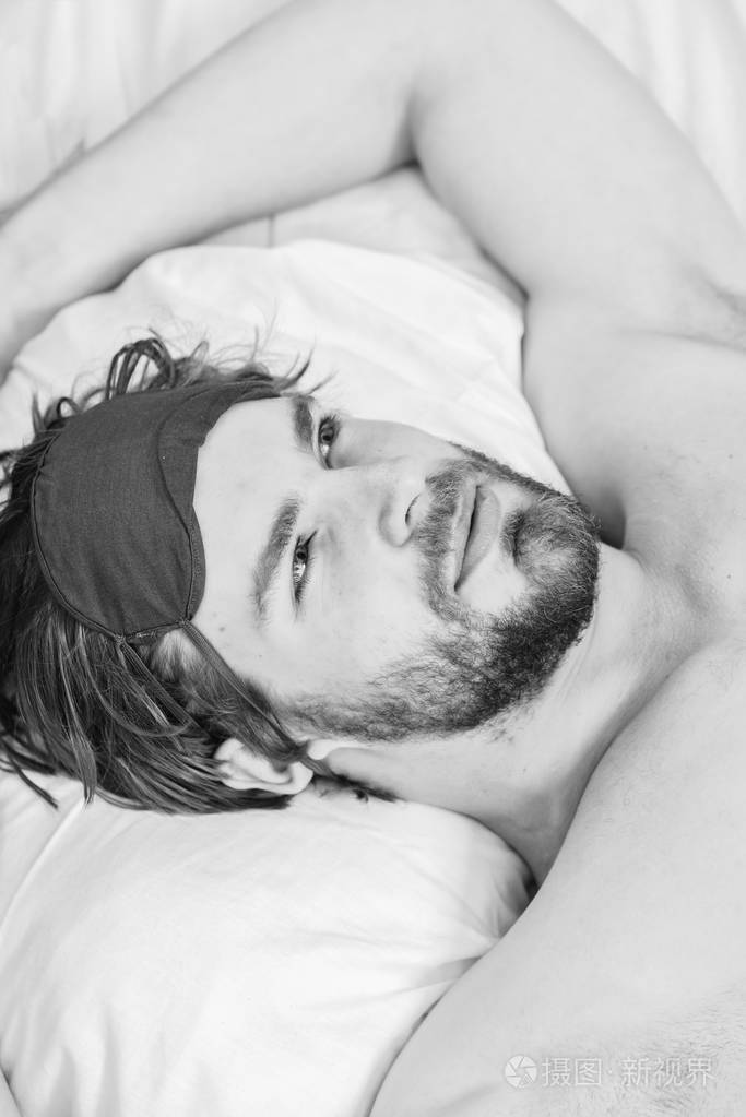 懒汉在床上一觉醒来双手高举心情舒畅在床上伸懒腰的