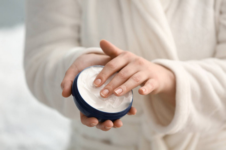 手涂护手霜图片-手涂护手霜素材-手涂护手霜插画-摄图新视界