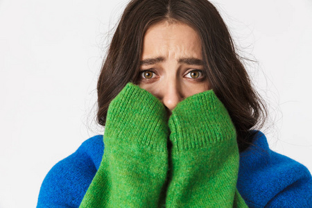 30多岁灰心丧气的女人的肖像,黑发,穿着休闲服照片