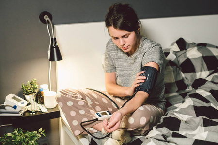 高血压病题目高血压病.22岁的年轻白人女性使用自动眼压计.