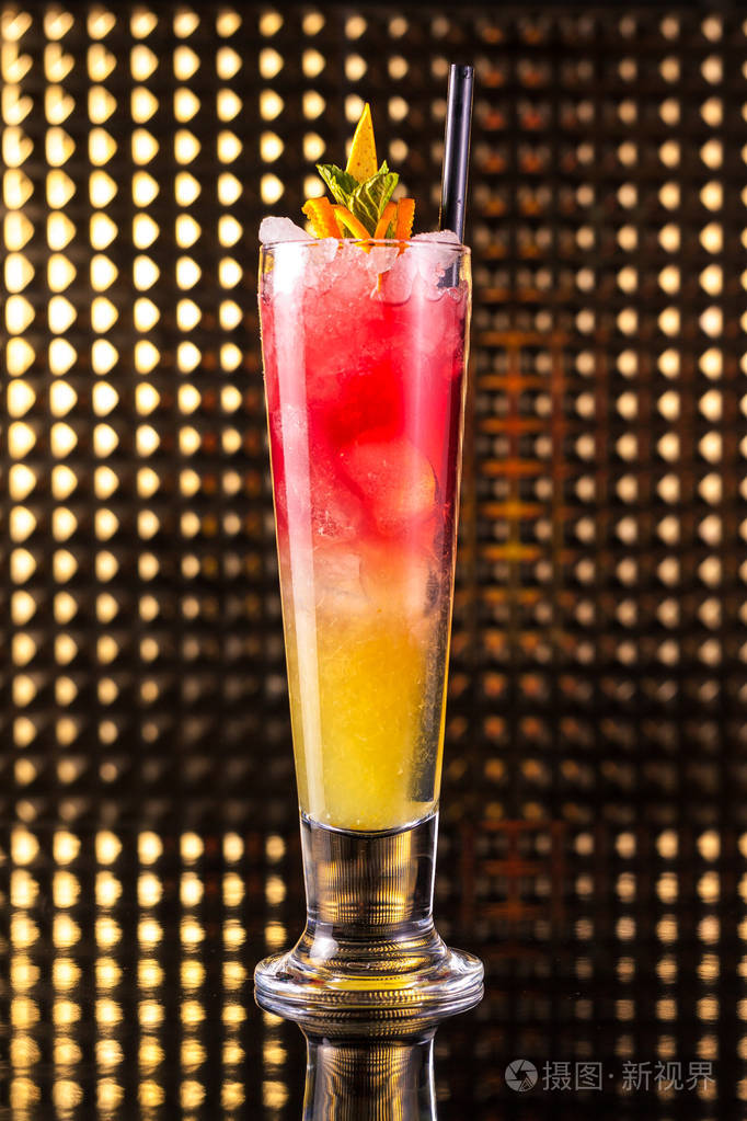 红橙色分层鸡尾酒