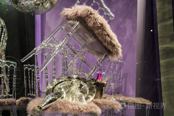 散落的椅子和玻璃杯，香槟酒瓶。博览会。装饰橱窗。粉红色。不寻常的决定。混乱。