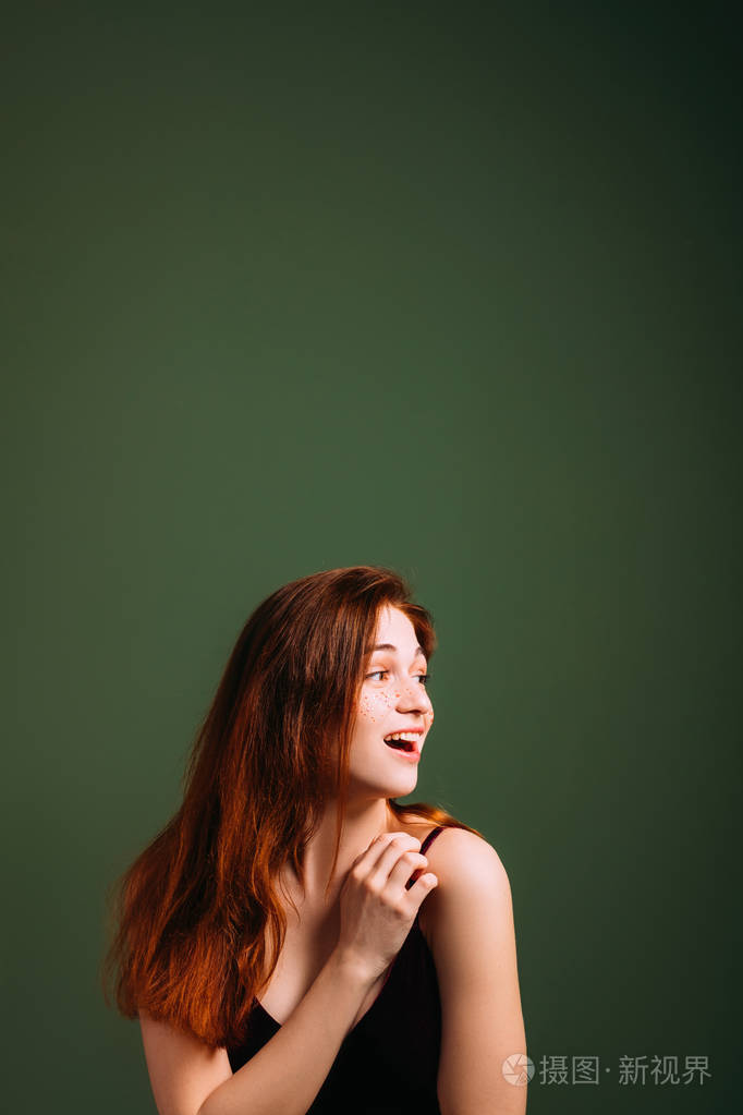希望红发女人侧脸张大嘴巴